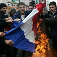 BOURGES : drapeau algérien brûlé… un nouveau crime français !