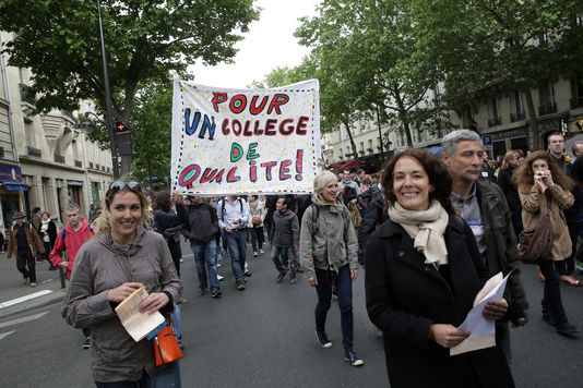 Des enseignants manifestent à Paris contre la reforme du collège, mardi 19 mai.