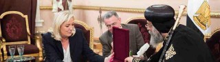 Théodore II offre une croix copte à Marine Le Pen à l’issue de leur entretien au Caire.
