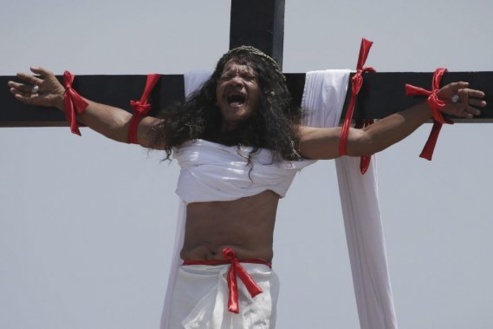 Traditionnels crucifiements du Vendredi saint aux Philippines