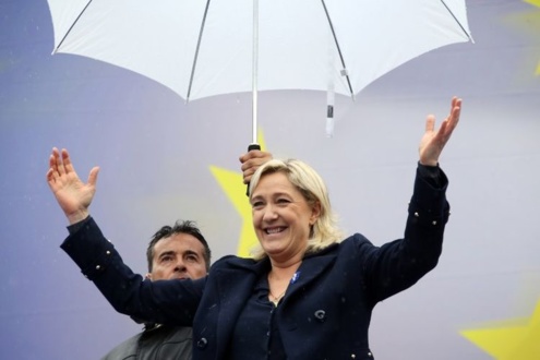 Marine Le Pen demande à ses partisans d'aller voter aux Européennes