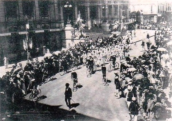la Société "l'oranaise" défile devant l'hotel de ville 