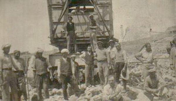 Barrage-Bou-Hanifia-07-une-équipe-de-chantier-1930