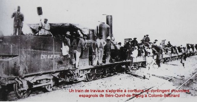 figuid 09 Un train de travaux s'apprête à conduire un contingent d'ouvriers espagnols de Béni-Ounif-de-Figuig à Colomb-Béchard