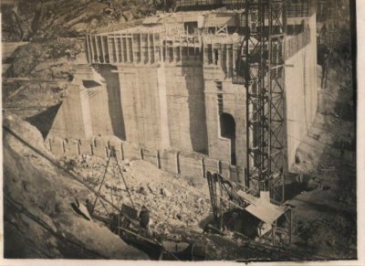 Secteurs centraux du barrage en construction