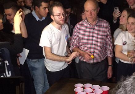 VIDEO : Quand Alain Juppé joue au 'beer-pong' dans un bar avec des jeunes #replay https://t.co/CmLNX3TP8N