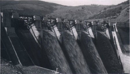 Le barrage équipé des vannes de crête