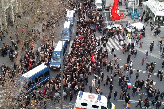 Des cars de police sont applaudis place de la République, le 11 janvier.